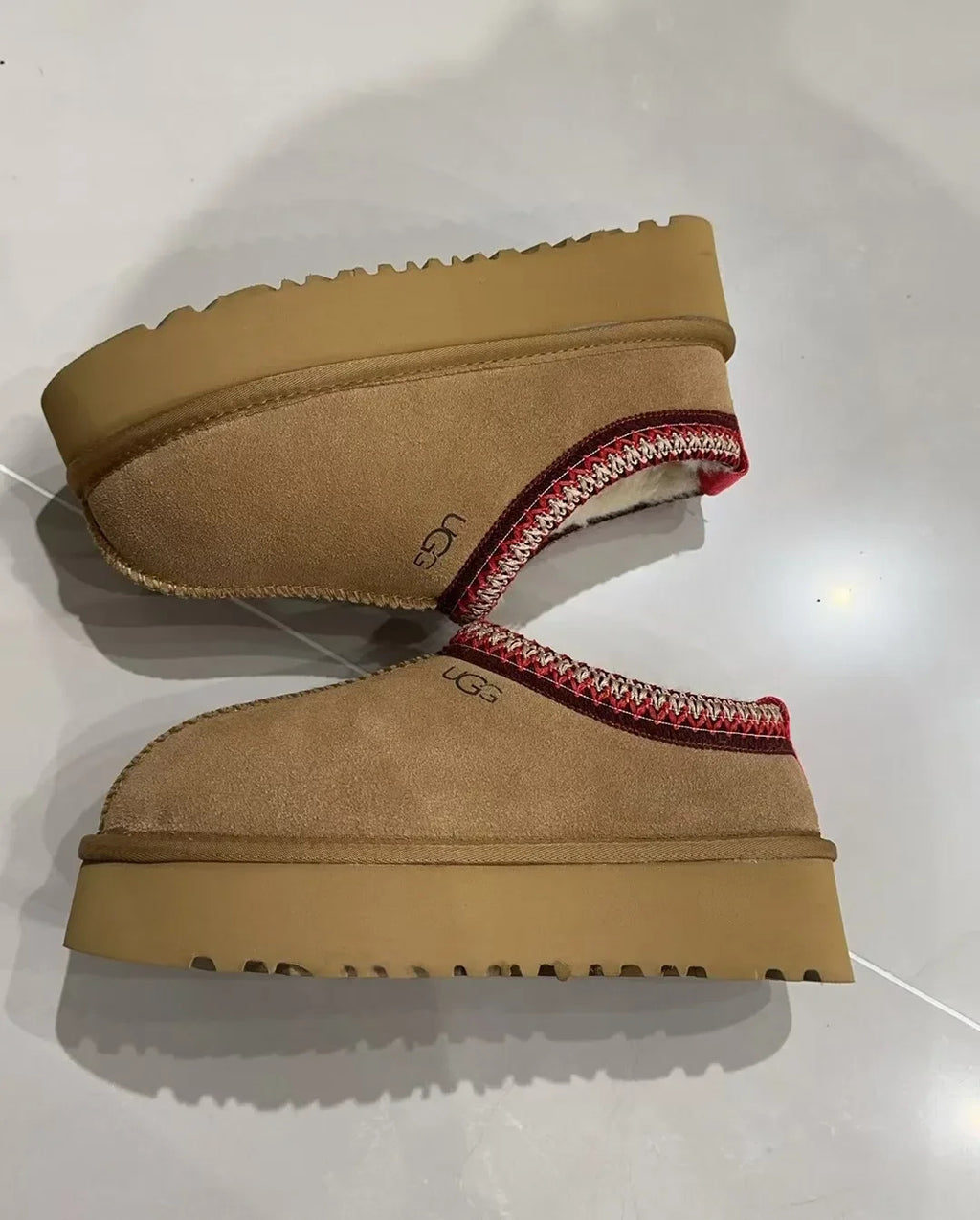 Snygg koreansk design: Trendiga koreanska vinterstövlar med pälsfoder, premiumläder och stabil tjocksula – stil och komfort i ett